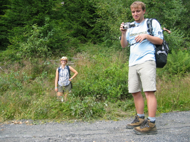 Rupek fotíce, holčička stojíce a skoru čůrajíce